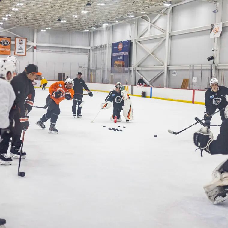 Flyers prospect Elliot Desnoyers (center) will be one of the young players hoping to stick with the NHL team during training camp.