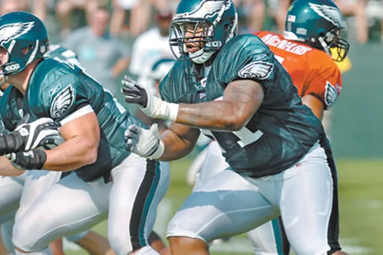 New Eagles left tackle Jason Peters gets ready to block during a play at practice. ( Clem Murray / Staff Photographer )