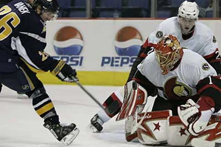 Sources tell the Daily News the Flyers are likely to sign former Senators goalie Ray Emery. (AP / File photo)