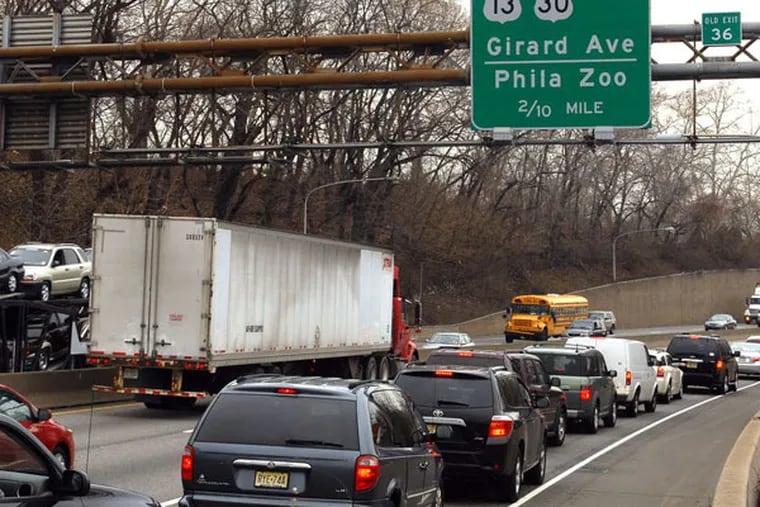 Drivers head out of the city along the Schuylkill Expressway. (Tom Gralish / Staff Photographer)