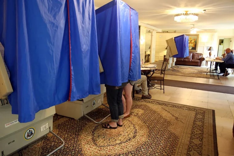 Voters in booths at a Spruce Hill polling place on Primary Election Day in Philadelphia on Tuesday, May 19, 2015. ( STEPHANIE AARONSON / Staff Photographer )