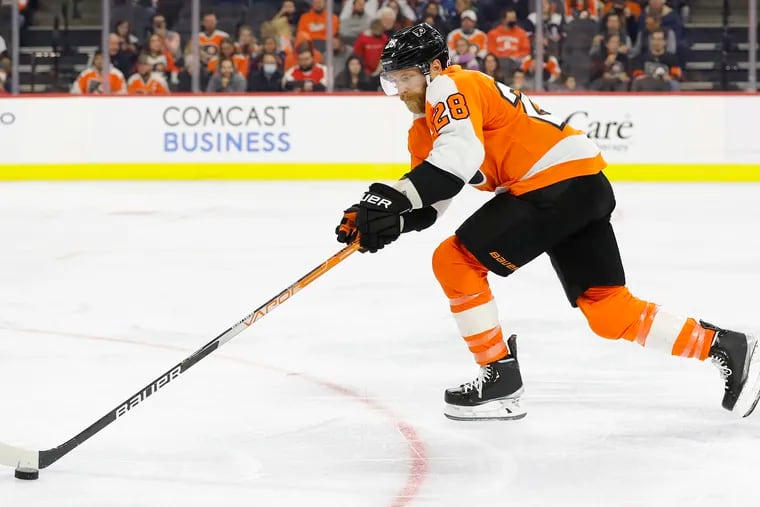 Flyers center Claude Giroux is building a Hockey Hall of Fame resume as he approaches 900 career points and still a lot left in the tank.