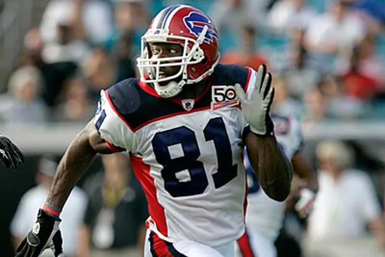 Wide receiver Terrell Owens, who played with the Buffalo Bills last season, still does not have a contract this year. (AP Photo / Steve Cannon)