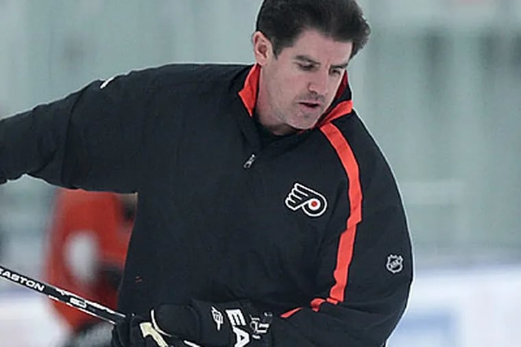 Peter Laviolette and the Flyers made an improbable run to the Stanley Cup Finals last season. (David M Warren/Staff file photo)