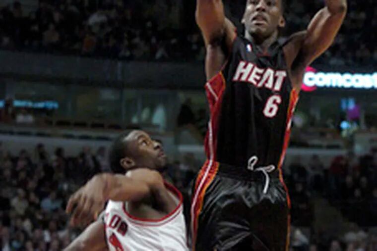 Eddie Jones shoots against Chicago in 2004, during the former Temple star&#0039;s first stint with the Heat.