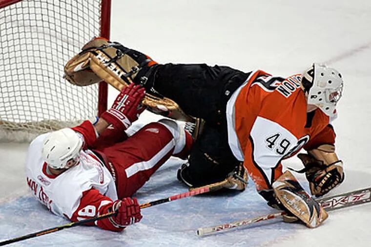 Michael Leighton&#0160;appeared in four games with the Flyers in 2006-07. (George Widman/AP file photo)