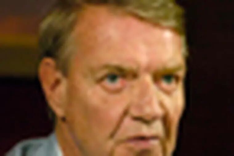 Harry Kalas, of the Phillies,  was one of the members of the roundtable for the Daily News Live Show.     Philadelphia Daily News / David Maialetti 2.8, 800, 200, 1/125, AUTO, david maialetti, 6/16/04, 12:52:14 PM