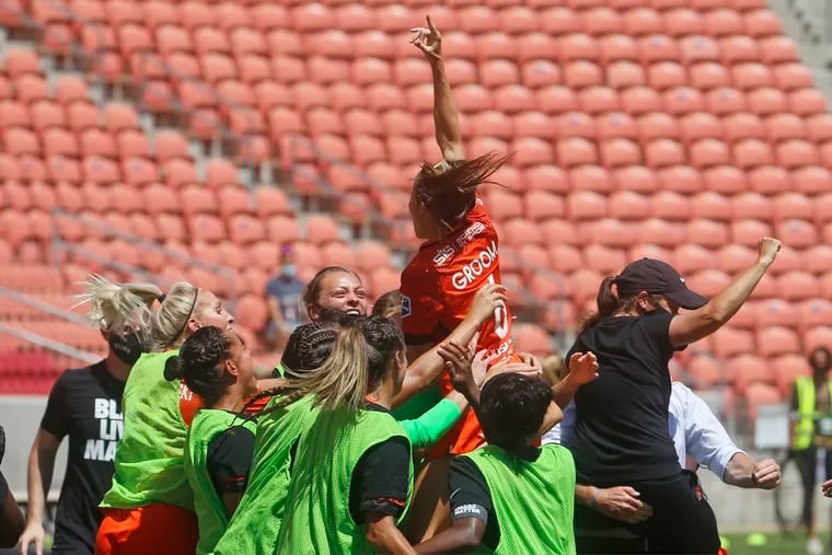 Shea Groom led the Houston Dash to last year's NWSL Challenge Cup title.