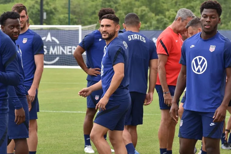 Cristian Roldan (center) is working to make the United States' men's World Cup team.