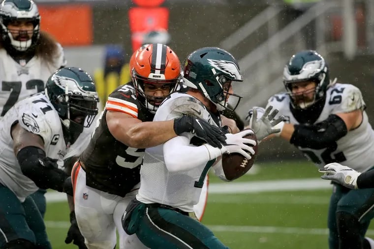 Browns defensive end Olivier Vernon (center) sacks Eagles quarterback Carson Wentz for a safety in the third quarter of Cleveland's 22-17 victory Sunday.