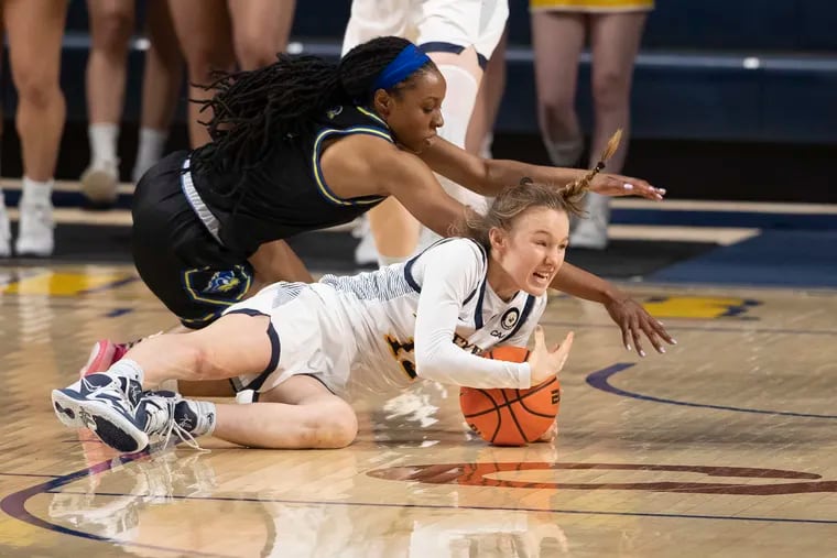 Grace O'Neill (right) of Drexel and Michelle Ojo of Delaware go after a loose ball during the first half on Jan. 6, 2023.