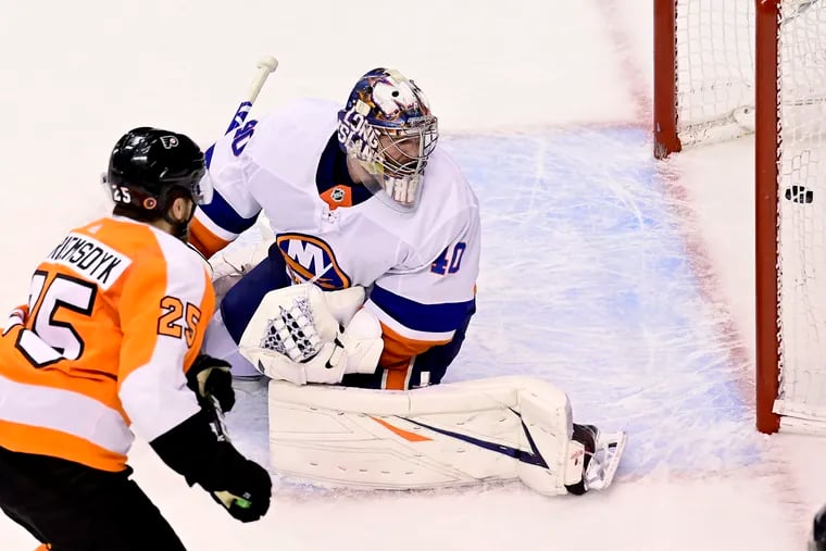 Flyers left wing James van Riemsdyk (25) watches his shot get past New York Islanders goaltender Semyon Varlamov in the second period.