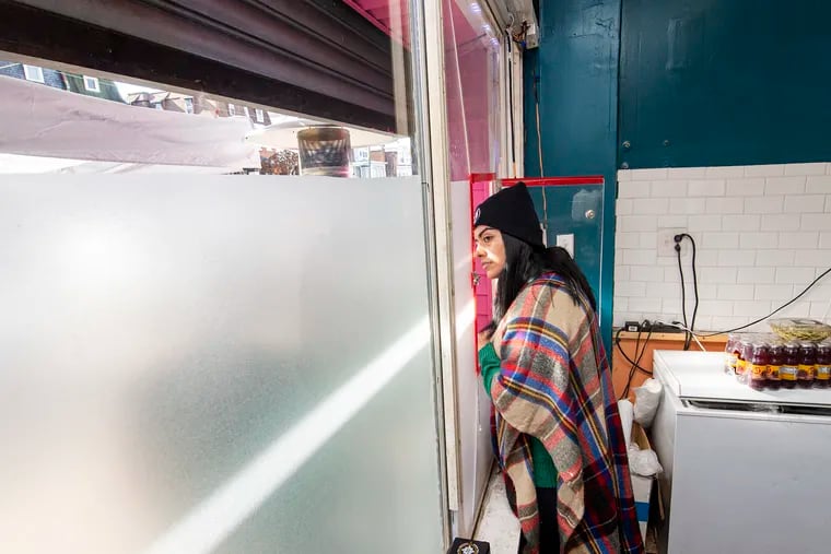 Daniela Garcia, gerente de Cafe Tinto, es fotografiada trabajando en la panadería, ubicada en E Wyoming Avenue, el 07 de diciembre de 2021. Fue víctima de dos atracos en la panadería en una misma semana.