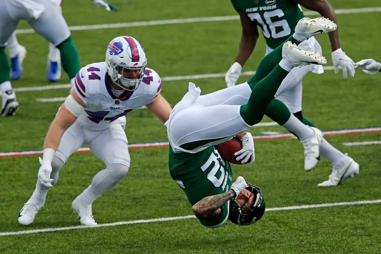 Ouch. Jets kick returner Ashtyn Davis is gonna feel that as Bills linebacker and former Temple star Tyler Matakevich looks on.