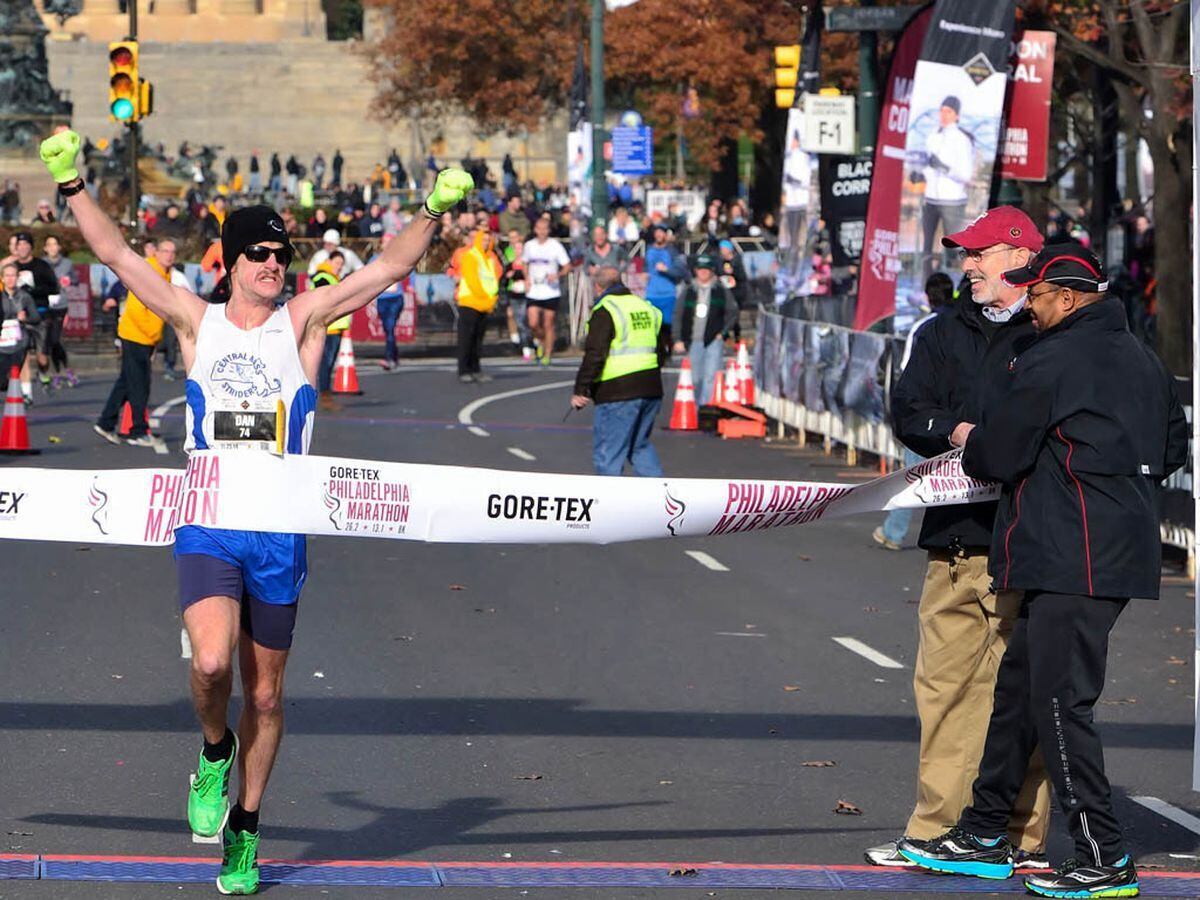 Марафон финиш. Марафон бега 2023 фото. Марафонский бег картинки. Спортсмен на финише. Марафон из конца в конец.