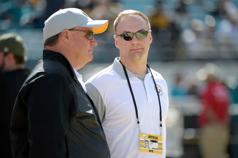 Pittsburgh Steelers general manager Kevin Colbert (left) talks with minority owner Thomas Tull during warmups before an NFL football game against the Jacksonville Jaguars in 2018.