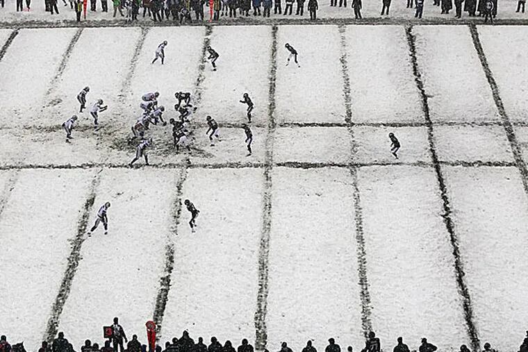 The Eagles take on the Lions as snow falls during the game. (David Maialetti/Staff Photographer)