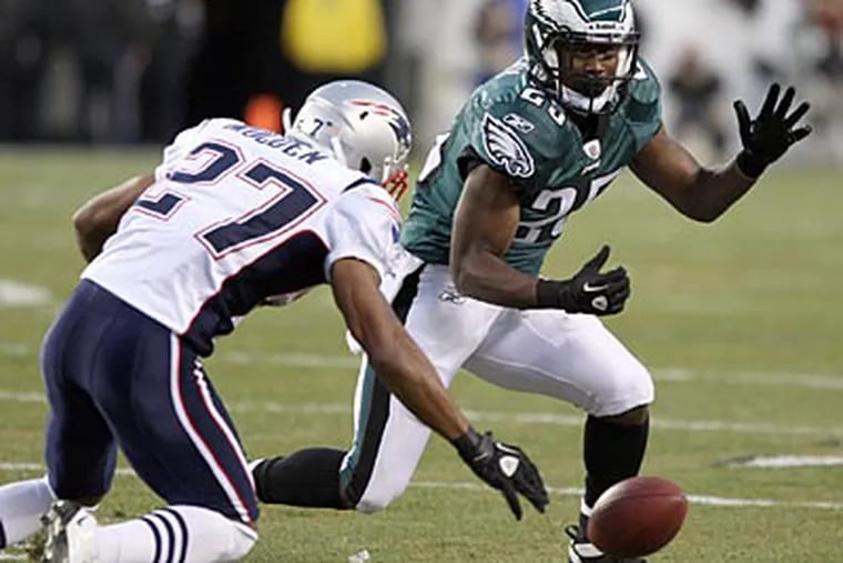 Eagles running back LeSean McCoy drops a pass in the first quarter against the Patriots. (Yong Kim/Staff Photographer)