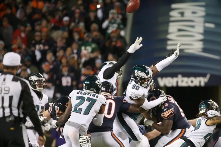 Eagles defensive tackle Treyvon Hester (90) tips a field-goal attempt by Bears kicker Cody Parkey.