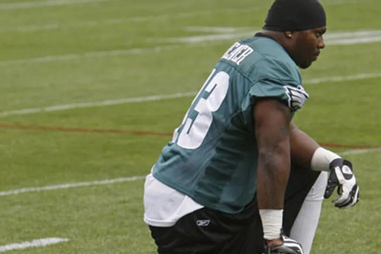 Eagles' fullback Leonard Weaver takes a knee during the first mini-camp of the 2009 NFL Season. (Michael S. Wirtz / Staff Photographer)