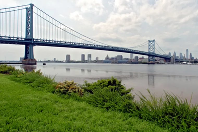 The views from the grounds of the old Riverfront State Prison are
spectacular, as in this photo showing the Ben Franklin Bridge and
Philadelphia skyline. ( Clem Murray / Staff Photographer)