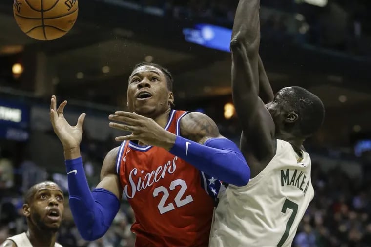 Richaun Holmes loses control of the ball while guarded by Milwaukee’s Thon Maker during the first half of the Sixers’ 107-95 loss to the Bucks Monday night.