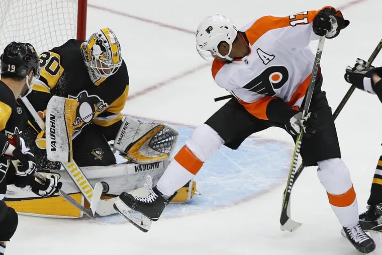 Penguins goaltender Matt Murray stops a shot with Flyers winger Wayne Simmonds (right) looking for a rebound during a March 25 game, won in overtime by Pittsburgh, 5-4.