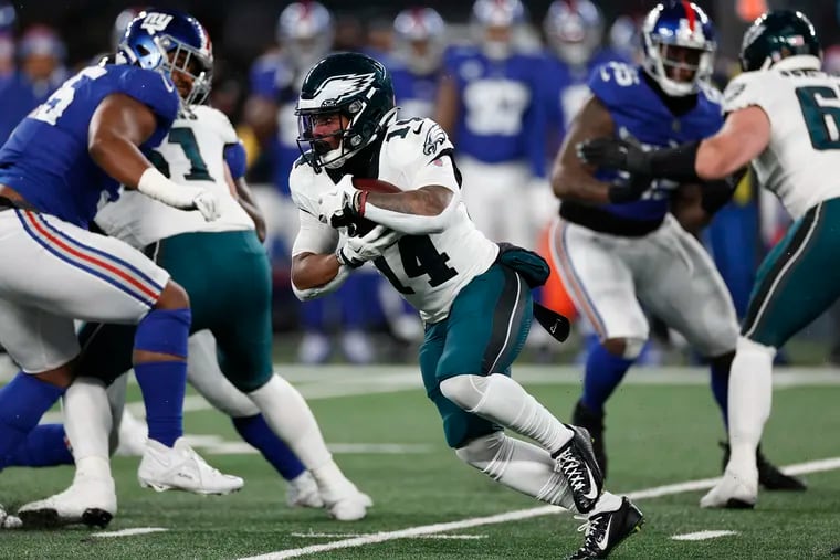 Running back Kenneth Gainwell carries the ball during the Birds' regular-season finale against the Giants.