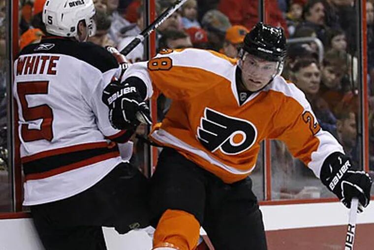 Claude Giroux scored the game-tying goal in the Flyers' comeback victory against the Devils. (AP Photo/Matt Slocum)