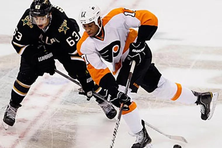 Wayne Simmonds battles with Mike Ribeiro for control of the puck in the Flyers' win. (Brandon Wade/AP)