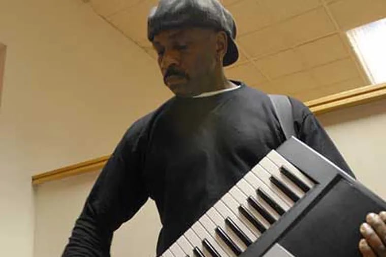 Dennis Jones, a fan of the Steve Lopez book "The Soloist," plays his keyboard at the Emergency Homeless Cafe. (Ron Tarver / Staff Photographer)