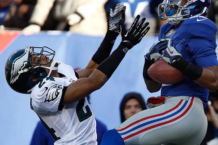 The Eagles' Nnamdi Asomugha, left, tries to defend on a touchdown catch by the Giants' Rueben Randle, right, during the 1st quarter. (David Maialetti/Staff Photographer)
