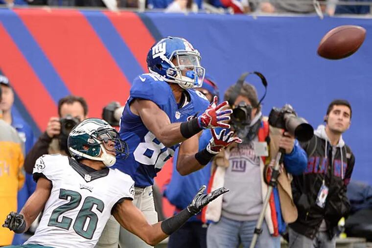 New York Giants wide receiver Rueben Randle (82) catches a pass against Philadelphia Eagles cornerback Cary Williams (26) in the first half during the game at MetLife Stadium. (Robert Deutsch/USA Today)