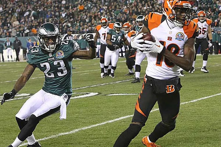 Bengals WR A.J. Green (right) catches a pass in front of the Eagles' Dominique Rodgers-Cromartie (left) during the first quarter. (David M Warren/Staff Photographer)