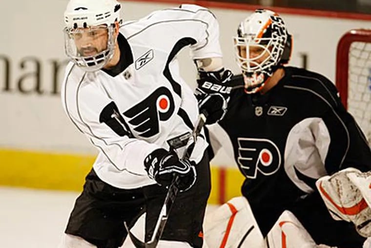 Ian Laperriere is one of the Flyers who has returned from injury in the playoffs. (David Maialetti / Staff Photographer)