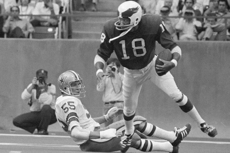 Eagles wide receiver Ben Hawkins breaks from the grasp of Dallas Cowboys linebacker Lee Roy Jordan to make a first down on a pass in third period of game in Irving, Texas, Nov. 14, 1971. (AP Photo)