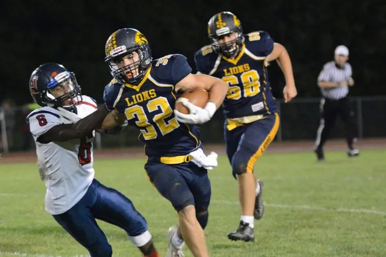 New Hope-Solebury’s Jesse Capriotti runs the ball against Jenkintown.