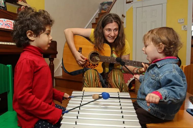 Chana Rothman plays guitar with her two sons, Izzy Kleinman-Rothman, 4, left, and Yarden Kleinman-Rothman, 2. ( MICHAEL BRYANT / Staff Photographer )
