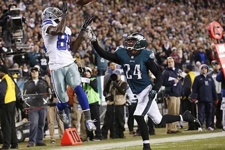 Dallas Cowboys wide receiver Dez Bryant (88) makes a catch for a touchdown as Philadelphia Eagles cornerback Bradley Fletcher (24) defends in the second quarter at Lincoln Financial Field. (Bill Streicher/USA Today)