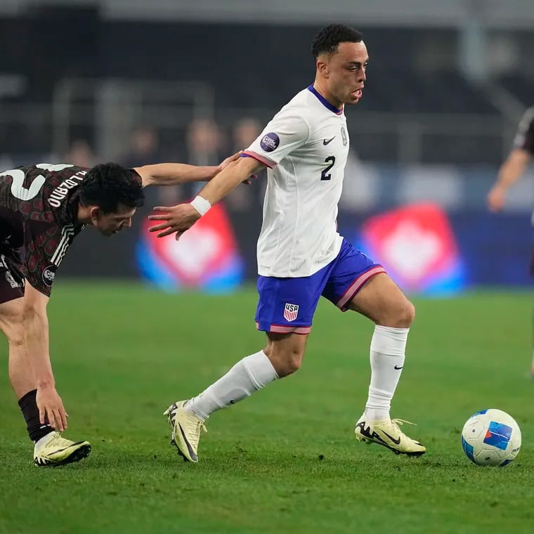 United States defender Sergino Dest dribbles past Mexico forward Hirving Lozano during the first half of a CONCACAF Nations League final soccer match, Sunday, March 24, 2024, in Arlington, Texas. (AP Photo/Tony Gutierrez )