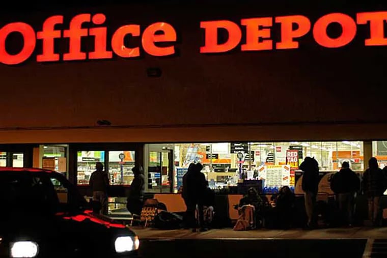 Crowds made their way to an Office Depot in Cherry Hill. (File photo: Tom Gralish / Staff Photographer)