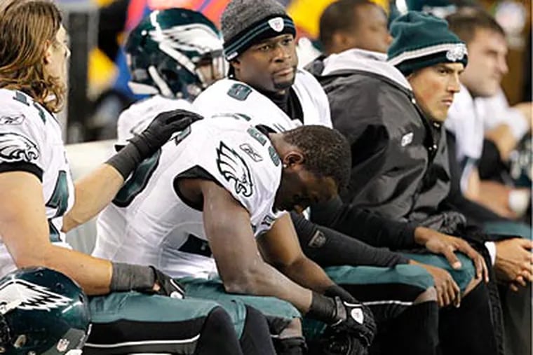 Eagles players sit on the bench in the waning moments of their 31-14 loss to the Seahawks. (Ron Cortes/Staff Photographer)