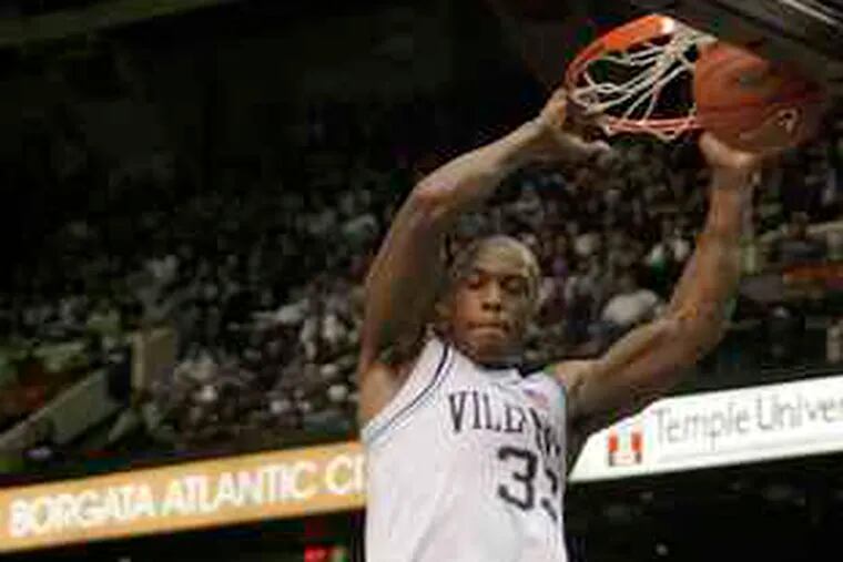 Villanova&#0039;s Dante Cunningham, who finished with 15 points, gets a first-half dunk.