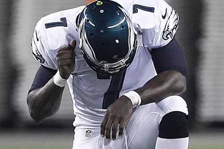 Michael Vick left Monday's game against the Patriots with a rib injury in the first quarter. (Yong Kim/Staff Photographer)