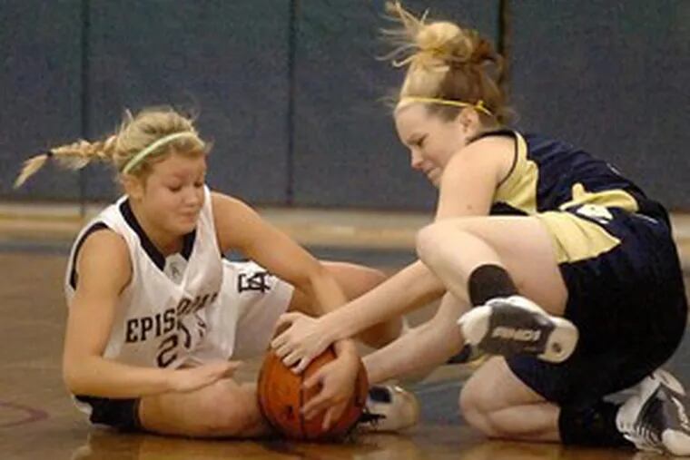 A jump ball resulted after Penn Charter&#0039;s Kayla Torrey and Sammi Arbitman of Episcopal (left) went to the deck.