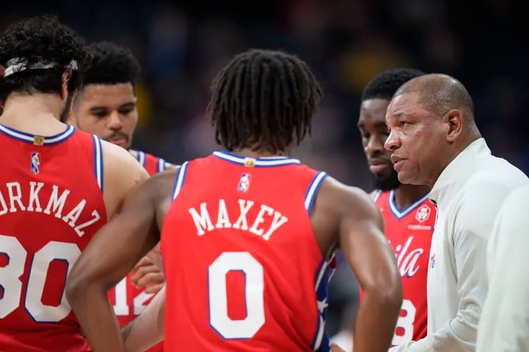 Sixers head coach Doc Rivers (right) confers with players during a timeout in the first half Thursday.


.