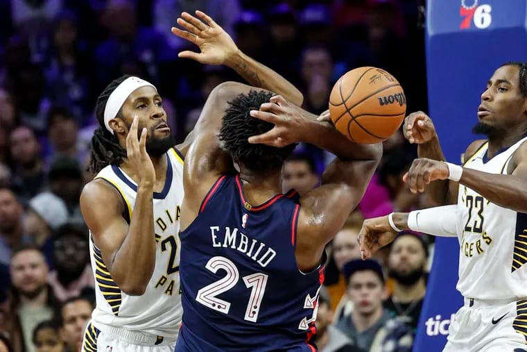 Sixers Joel Embiid is surrounded by Pacers  Isaiah Jackson left and Aaron Nesmith during the 1st quarter at the Wells Fargo Center in Philadelphia, Tuesday, November  14, 2023.
