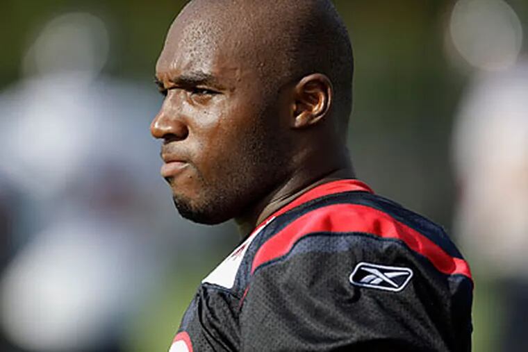 New Eagles linebacker DeMeco Ryans played in the Pro Bowl in 2007 and 2009. (David J. Philip/AP file photo)