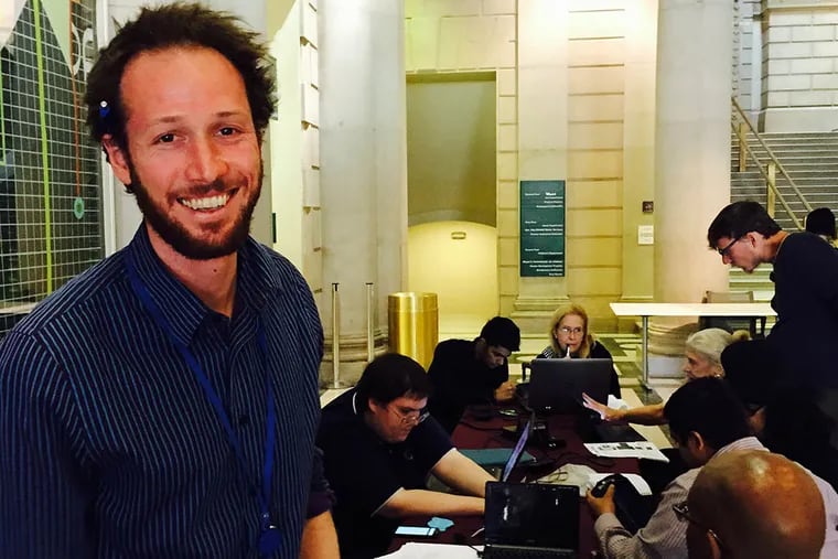 Scott Pinkelman at the E-Gadget Help Desk at the Central Library, bridging tech divide. (JEFF GELLES / Staff)