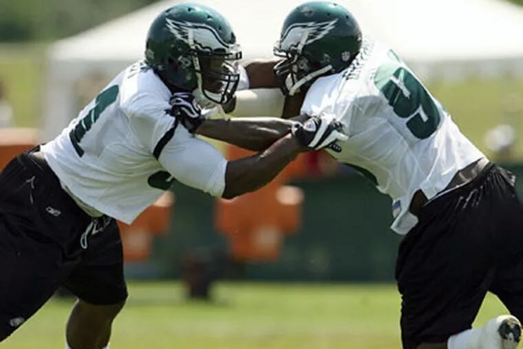 Eagles linebackers Omar Gaither (right) and Joe Mays work on drills during training camp on Monday. (Yong Kim / Staff Photographer)